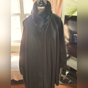 Womens Black Cape With faux fur collar OS